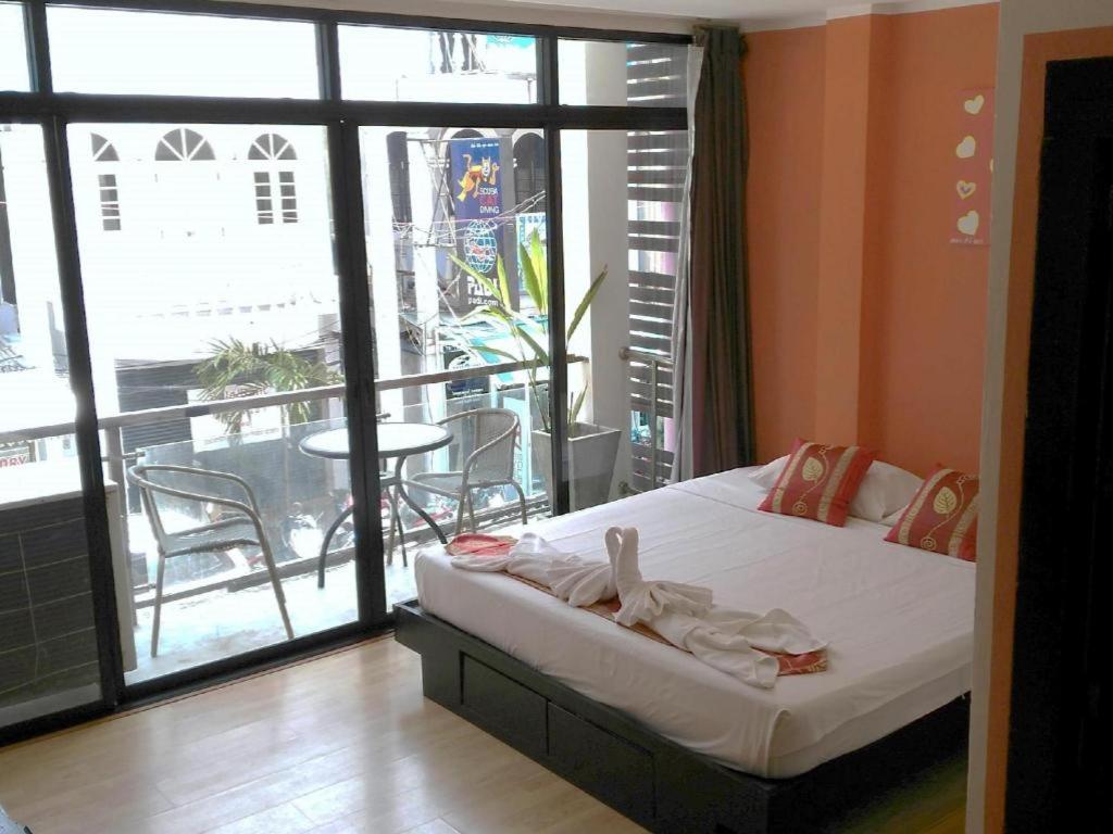 Long Beach Hotel Patong Экстерьер фото