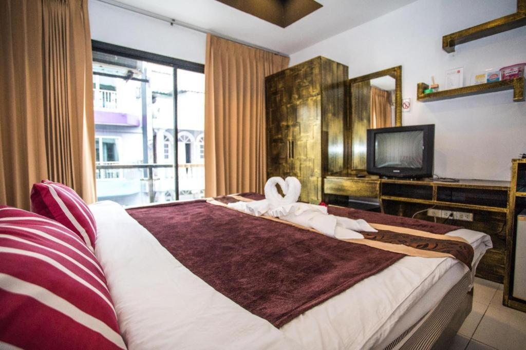 Long Beach Hotel Patong Экстерьер фото