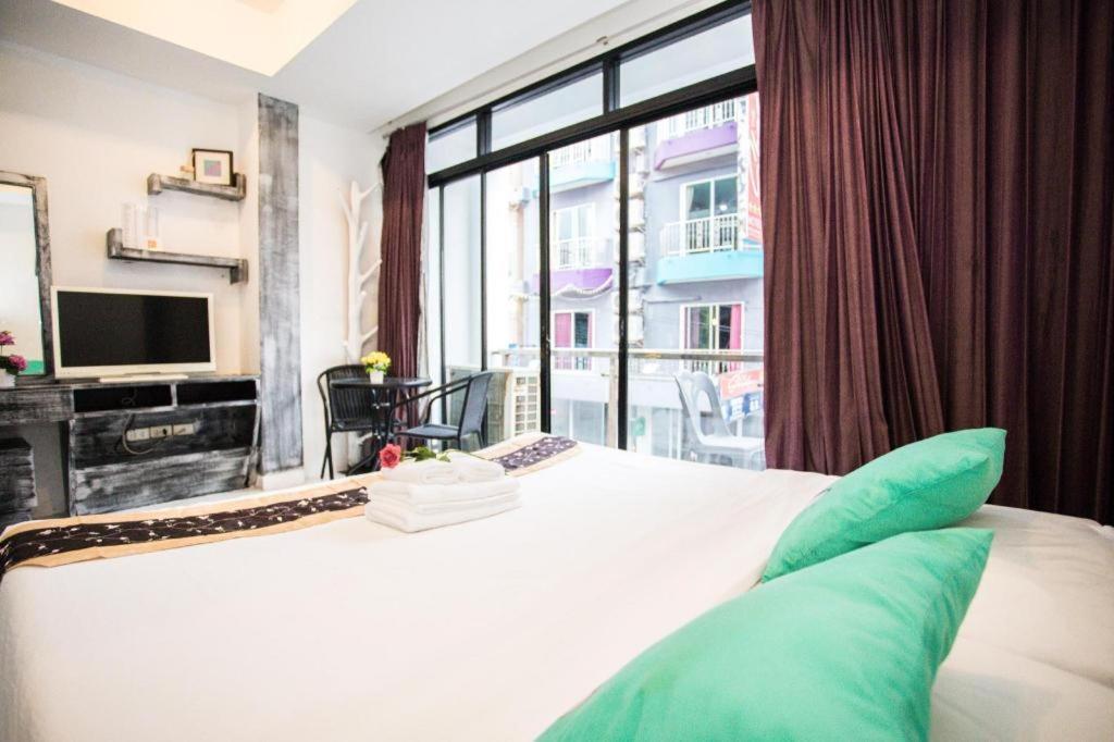 Long Beach Hotel Patong Экстерьер фото