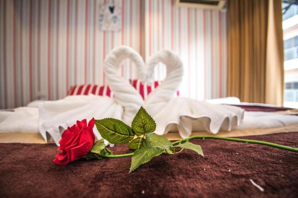 Long Beach Hotel Patong Экстерьер фото