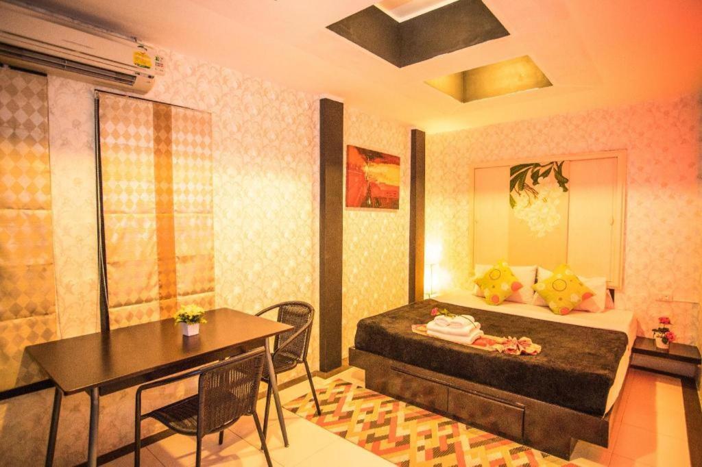 Long Beach Hotel Patong Экстерьер фото